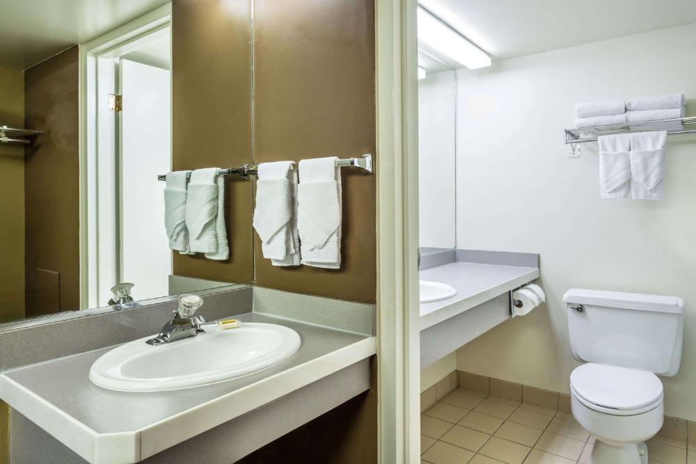 Deluxe King Studio Suite - Non-Smoking interior